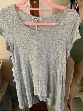 Aiden Women’s Light Gray Scoop Neck Short Sleeve Top